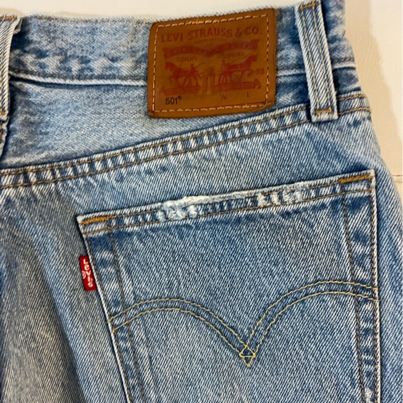 Perfectly Distressed Levi’s 501 midrise jeans size 26 - Picture 6 of 7